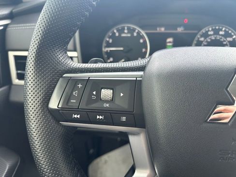 Used 2025 Mitsubishi Outlander SE image 23