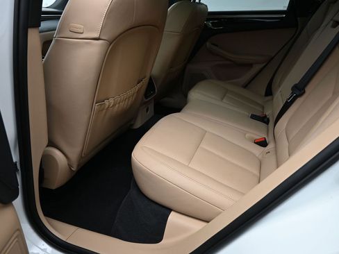 Used 2025 Porsche Macan image 26