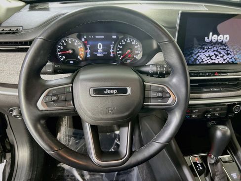 Used 2022 Jeep Compass Latitude w/ Sun and Sound Group AWD/4WD image 11
