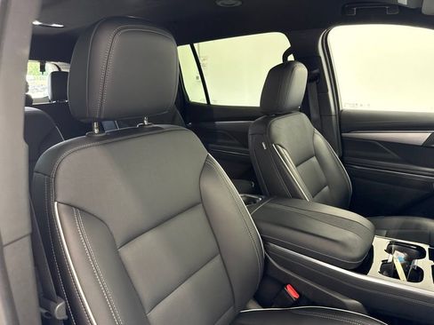 Used 2025 Buick Enclave Preferred AWD/4WD image 15