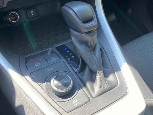Used 2021 Toyota RAV4 LE AWD/4WD image 26