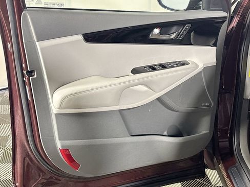 Used 2018 Kia Sorento SX image 11