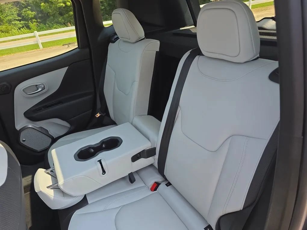 Used 2018 Jeep Renegade Limited w/ UConnect 8.4 Nav Group FWD image 42