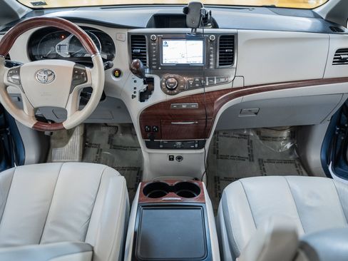 Used 2014 Toyota Sienna Limited image 27