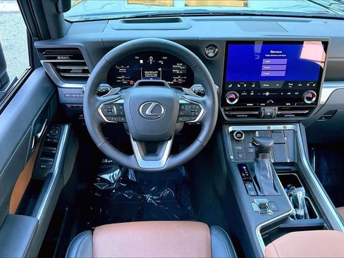 Used 2024 Lexus GX 550 w/ Accessory Package (2T) AWD/4WD image 9