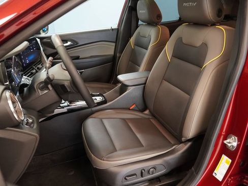 Used 2024 Chevrolet Trax ACTIV w/ Sunroof Package FWD image 3
