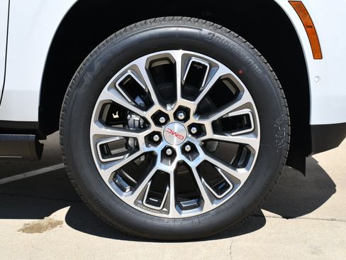 New 2026 GMC Yukon Denali w/ Denali Reserve Package AWD/4WD image 4