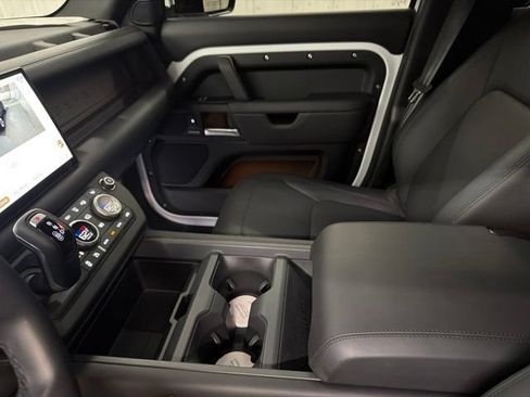 Used 2025 Land Rover Defender 110 X-Dynamic SE AWD/4WD image 31