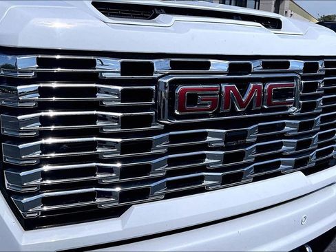 Used 2025 GMC Sierra 2500 AT4 image 33