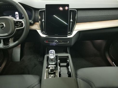 New 2025 Volvo XC90 T8 Plus w/ Protection Package Premier image 9