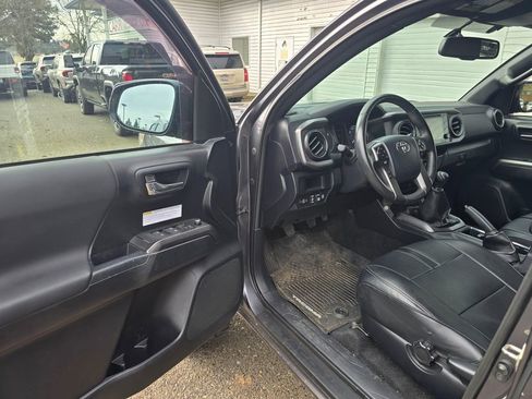 Used 2017 Toyota Tacoma TRD Off-Road w/ Tow Package image 19