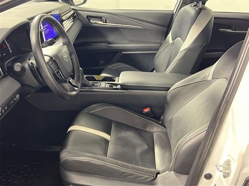 Used 2025 Toyota Camry SE image 13