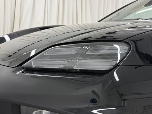 Certified 2025 Porsche Macan Electric RWD image 17