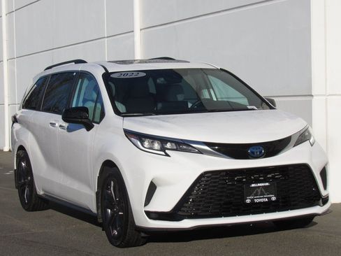 Used 2022 Toyota Sienna XSE image 2