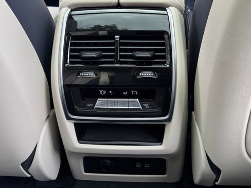 Used 2022 BMW X7 xDrive40i w/ M Sport Package AWD/4WD image 38