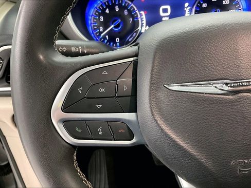 Used 2023 Chrysler Pacifica Touring-L FWD image 10