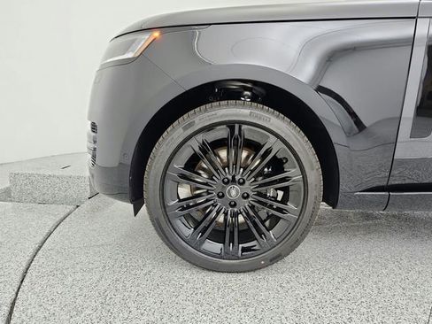 Certified 2025 Land Rover Range Rover SE image 17