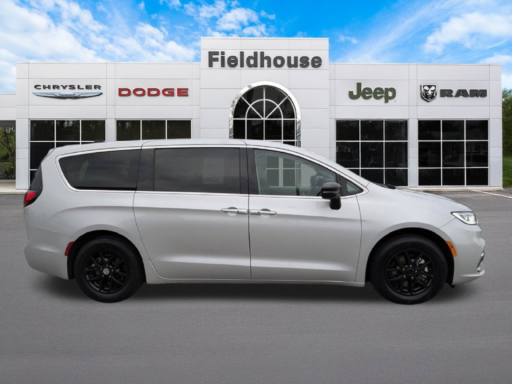 Used 2024 Chrysler Pacifica Touring-L FWD image 4