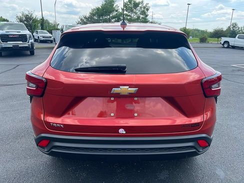 Used 2024 Chevrolet Trax LS w/ LS Convenience Package FWD image 4
