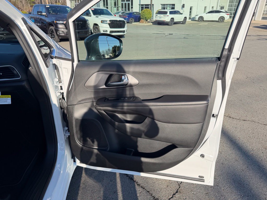 Used 2026 Chrysler Voyager LX FWD image 29