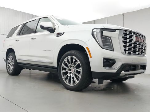 Used 2025 GMC Yukon Denali w/ Sun & Power Step Package AWD/4WD image 9