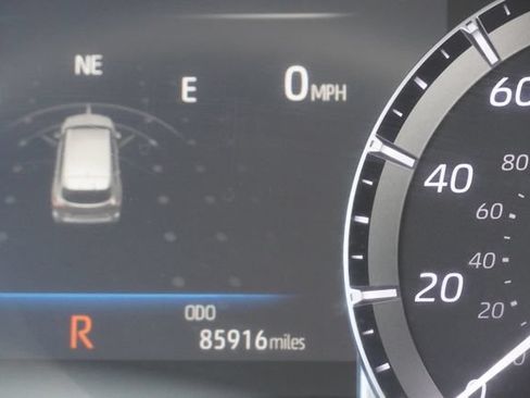 Used 2023 Toyota Highlander LE FWD image 31