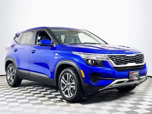 Used 2023 Kia Seltos LX AWD/4WD image 1