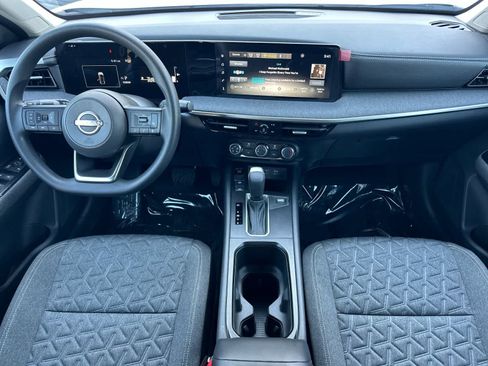 Used 2025 Nissan Kicks SV FWD image 4