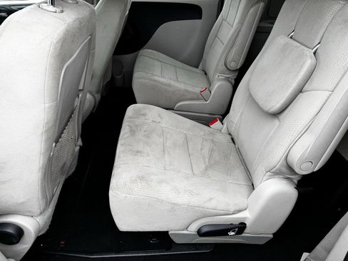 Used 2012 Dodge Grand Caravan SXT image 5