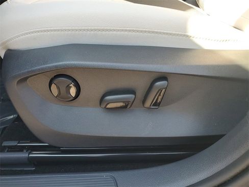 Certified 2025 Volkswagen Taos SE image 19