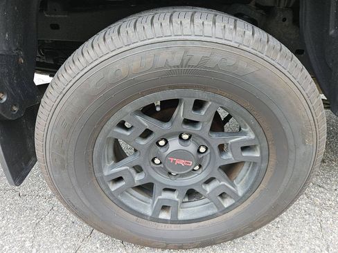 Used 2017 Toyota Tacoma TRD Sport AWD/4WD image 27