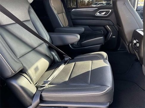 Used 2023 GMC Yukon XL SLT w/ SLT Premium Package image 11