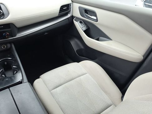 Used 2025 Nissan Rogue SV FWD image 27