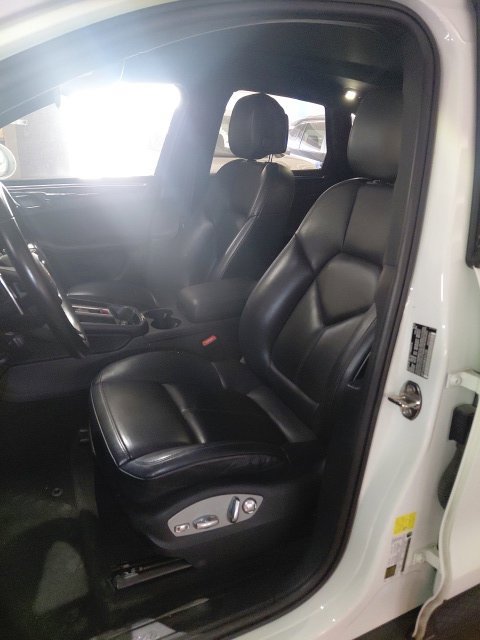 Used 2024 Porsche Macan AWD/4WD image 5