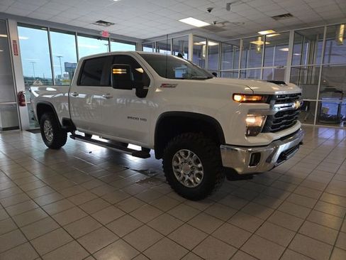 Used 2025 Chevrolet Silverado 2500 LT AWD/4WD image 2