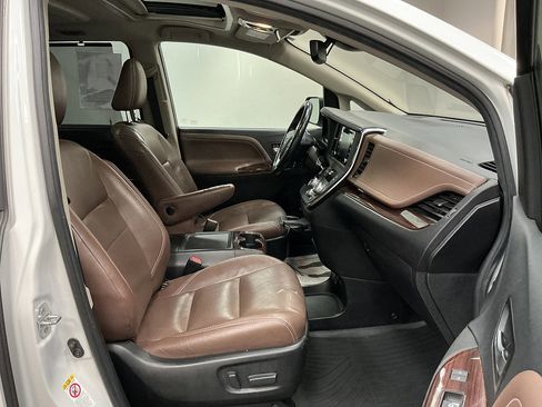 Used 2018 Toyota Sienna Limited Premium w/ Protection Package FWD image 39