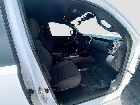 Used 2016 Toyota Tacoma TRD Sport w/ Premium & Technology Package image 30