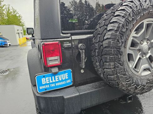 Used 2016 Jeep Wrangler Unlimited Rubicon w/ Connectivity Group AWD/4WD image 18
