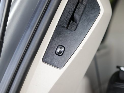 Used 2014 Chrysler Town & Country Touring-L FWD image 12