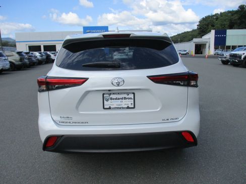 Used 2022 Toyota Highlander XLE AWD/4WD image 6