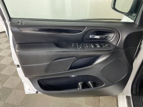 Used 2015 Dodge Grand Caravan SXT FWD image 12