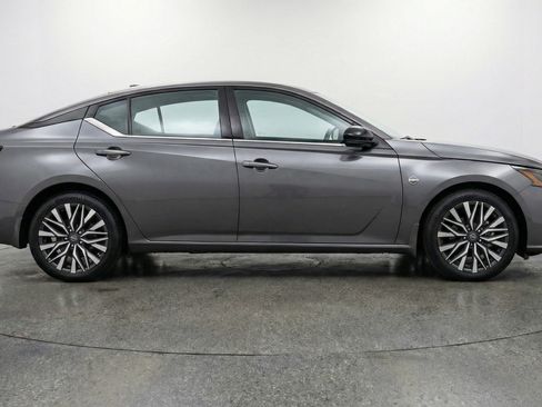 Used 2025 Nissan Altima 2.5 SV image 11