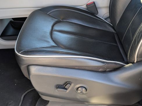 Used 2024 Chrysler Pacifica Limited image 12