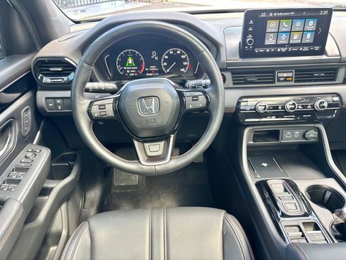 Used 2025 Honda Pilot TrailSport image 13