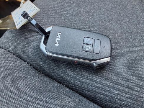 Used 2022 Kia Carnival LX image 15