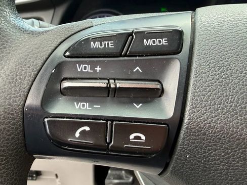 Used 2020 Hyundai Elantra SE FWD image 16