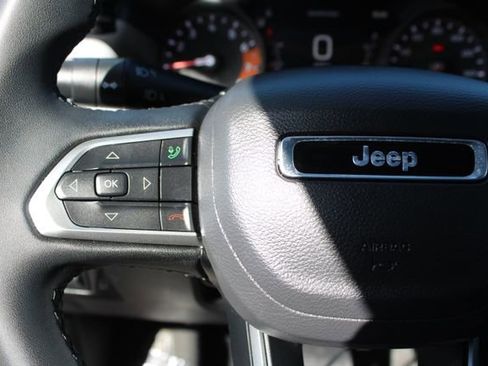 Used 2025 Jeep Compass Latitude image 21