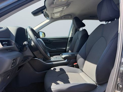 Used 2023 Toyota Highlander LE image 9