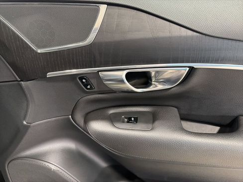 Used 2020 Volvo XC90 T6 Momentum w/ Protection Package Premier image 32