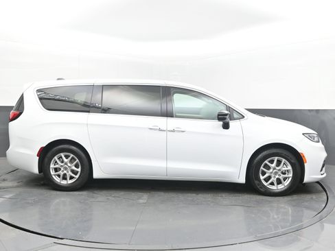 Used 2024 Chrysler Pacifica Touring-L FWD image 10